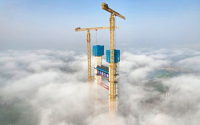 XCMG's super-large tower helps build the Shuangliu Yangtze River Bridge