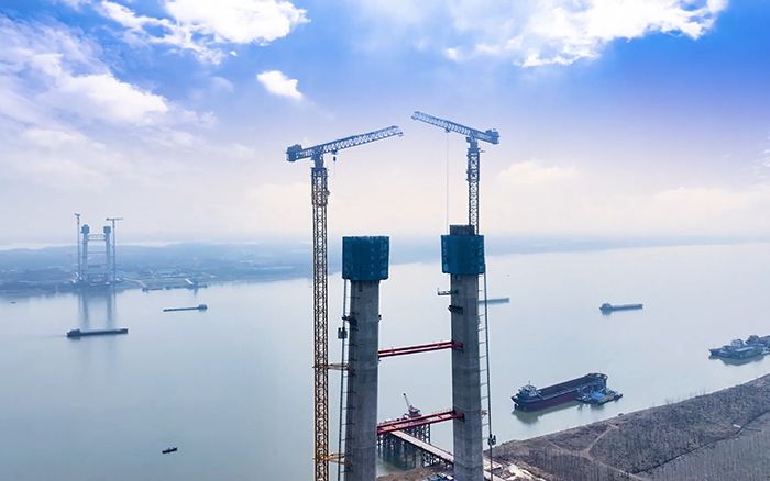 XCMG's super-large tower helps build the Shuangliu Yangtze River Bridge