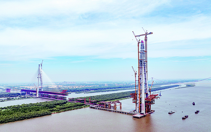 XCMG's super-large tower helps top out the tallest main tower of the Ma'anshan Yangtze River Highway-Rail Bridge