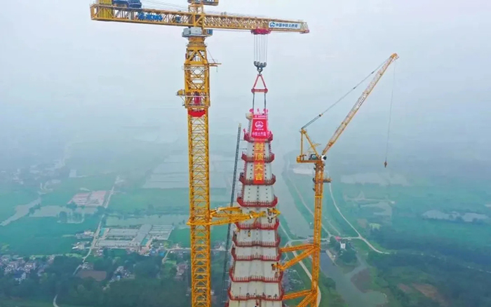 XCMG's super-large tower helps top out the tallest main tower of the Ma'anshan Yangtze River Highway-Rail Bridge