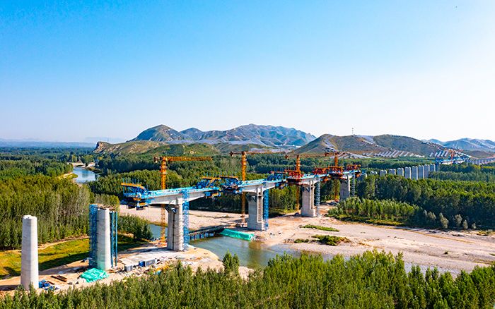 XCMG helps build Shanxi's first high-speed railway with a speed of 350 kilometers per hour